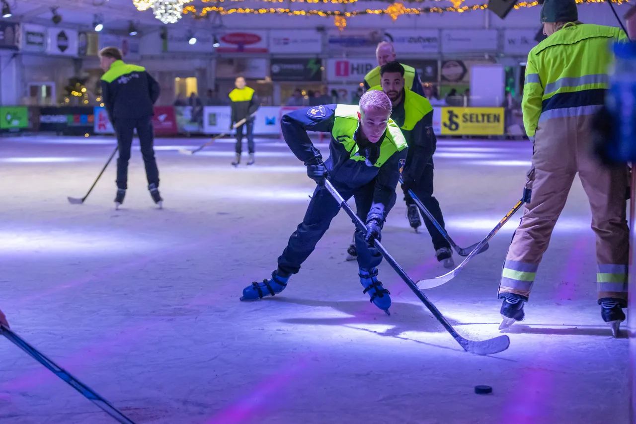 22-12-2025 Ijshockey Politie Brandweer Uden on Ice-10