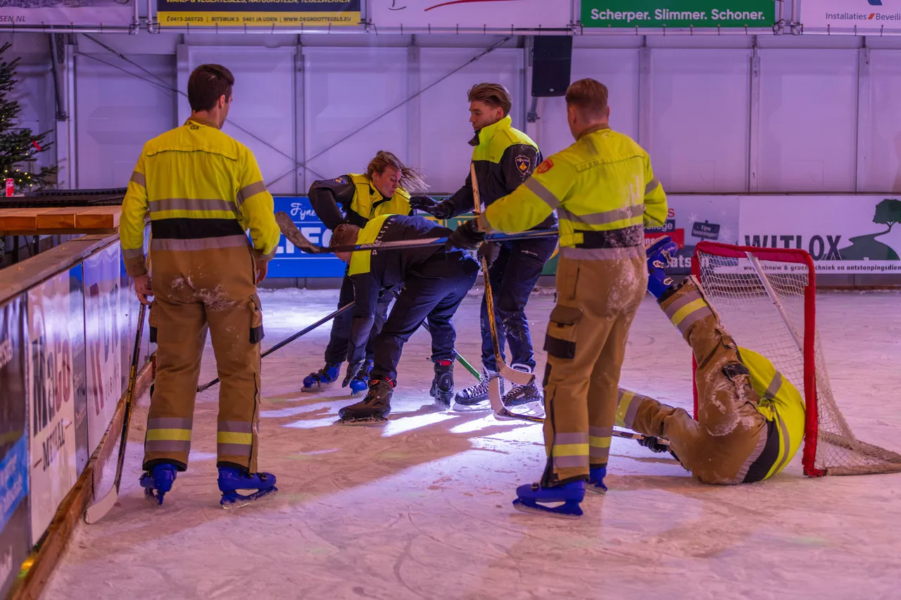 22-12-2025 Ijshockey Politie Brandweer Uden on Ice-12