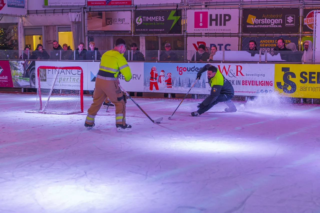 22-12-2025 Ijshockey Politie Brandweer Uden on Ice-2