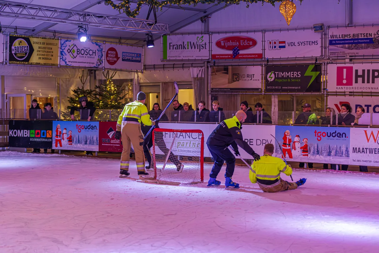 22-12-2025 Ijshockey Politie Brandweer Uden on Ice-3