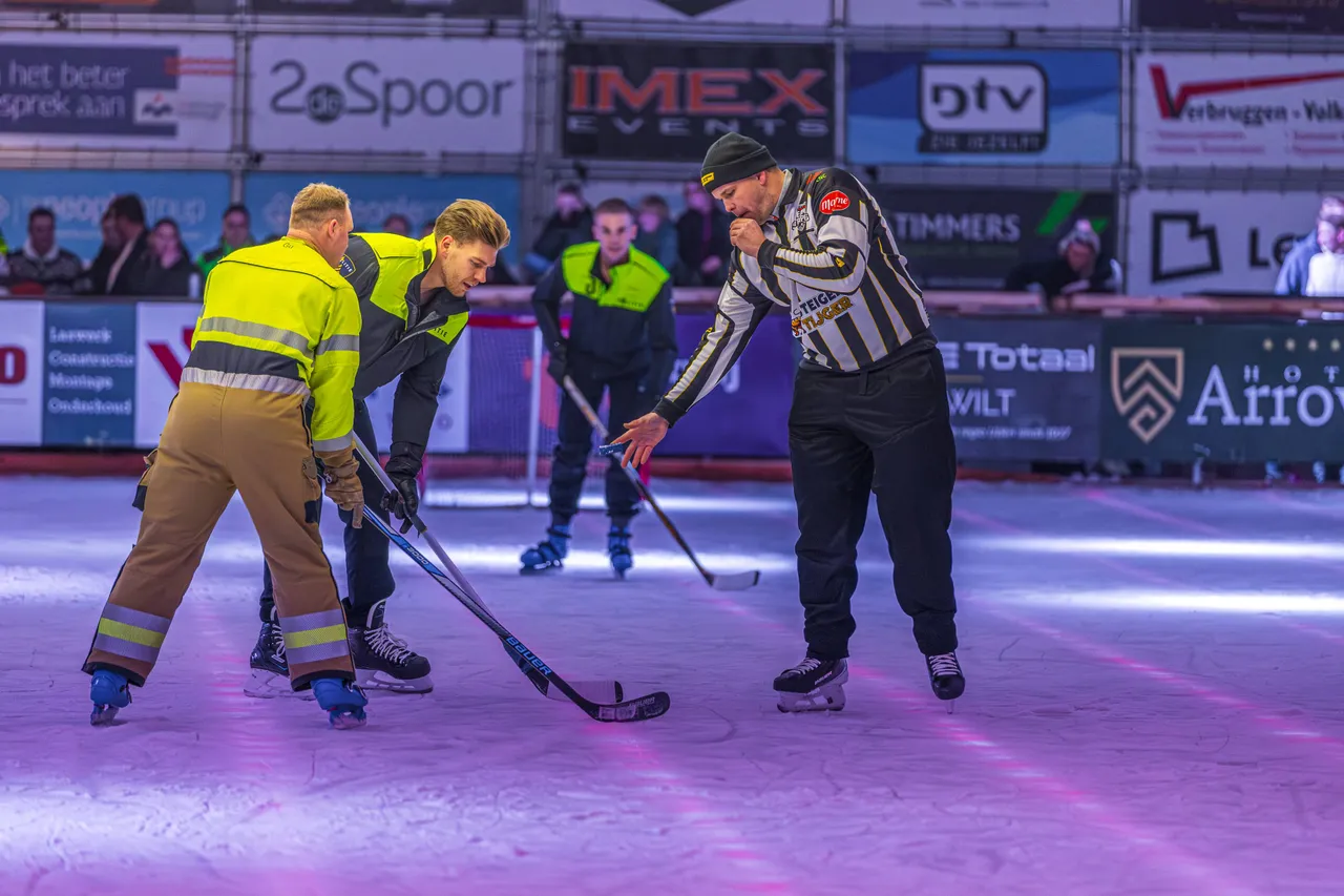 22-12-2025 Ijshockey Politie Brandweer Uden on Ice-5