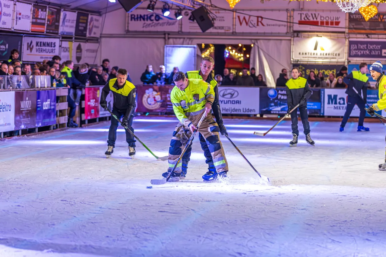 22-12-2025 Ijshockey Politie Brandweer Uden on Ice-6