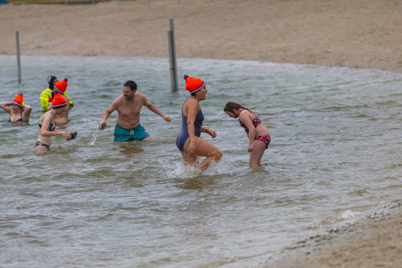 01-01-2026 Nieuwjaarsduik Hemelrijk Volkel-13