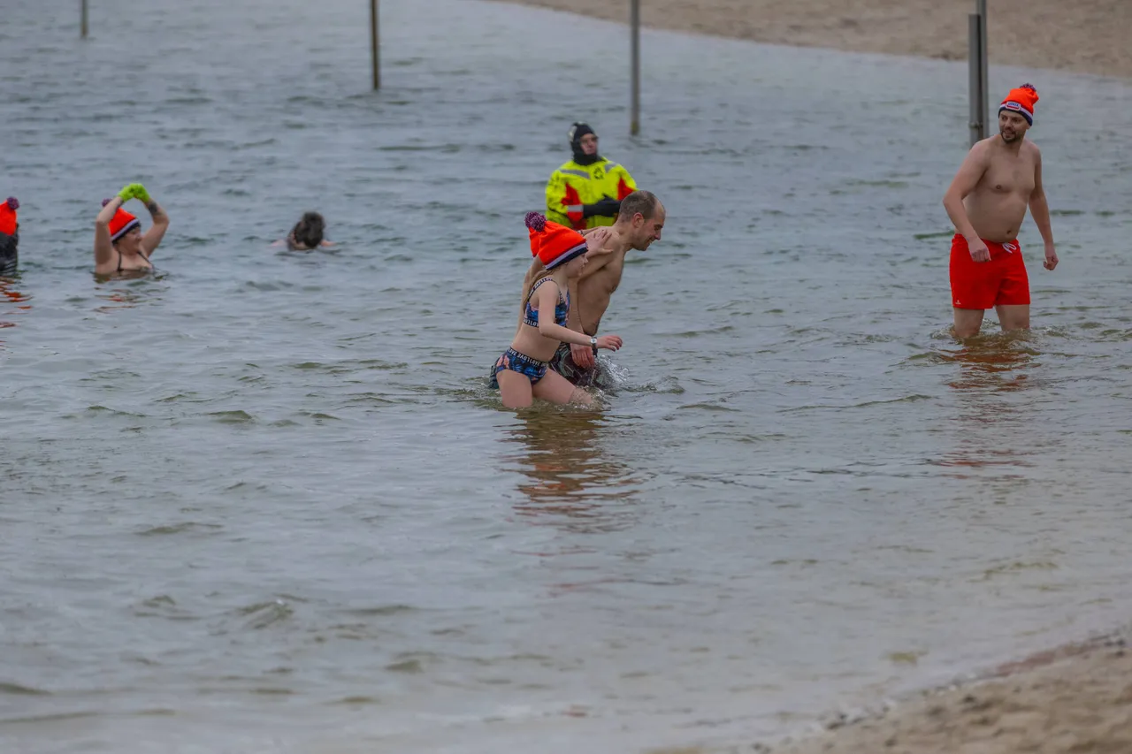 01-01-2026 Nieuwjaarsduik Hemelrijk Volkel-15