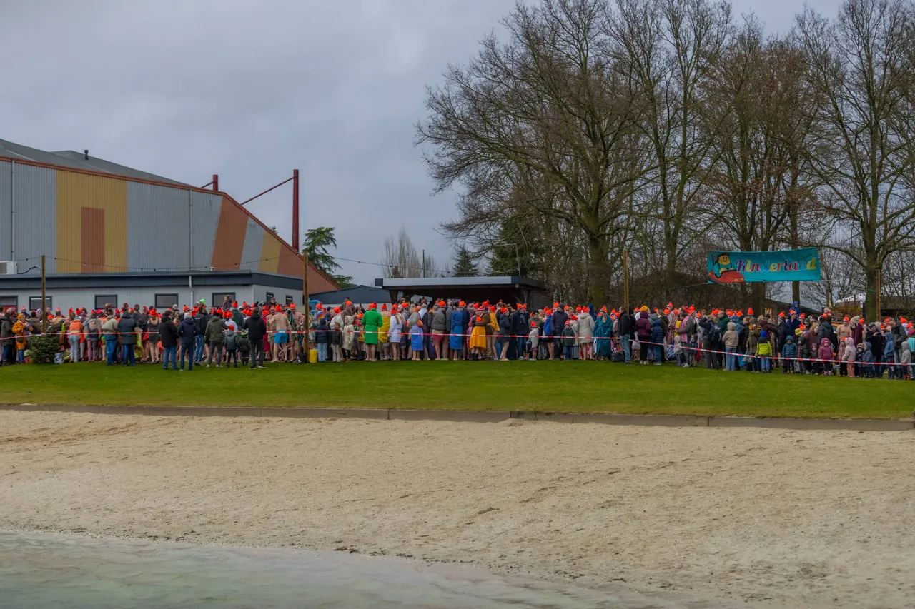 01-01-2026 Nieuwjaarsduik Hemelrijk Volkel-8