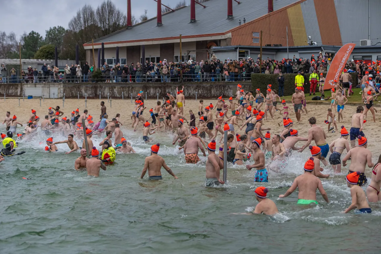 01-01-2026 Nieuwjaarsduik Hemelrijk Volkel-9