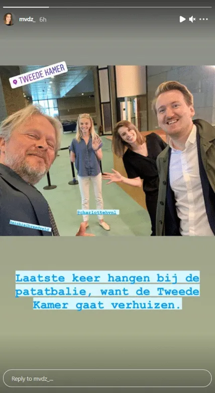 charlotte en marieke samen op binnenhof
