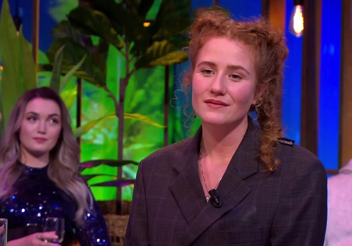 op deze foto in studio lijkt britte lagcher meer verwaarloosd dan tijdens expeditie