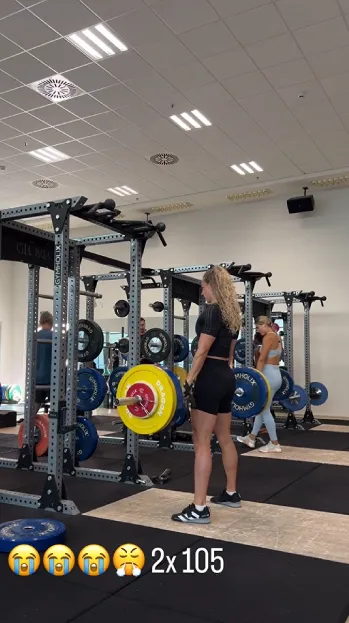 lieke klaver is aan het sporten in strakke sportkleding