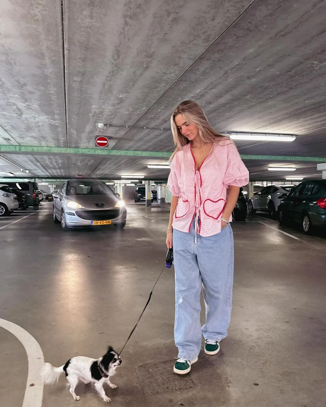 lies zhara deelt fotos met mormel in een afgelegen parkeerplaats