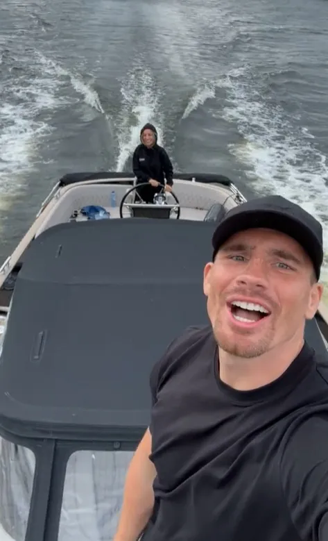 rico verhoeven en naomy van beem gaan keihard tijdens boottochtje
