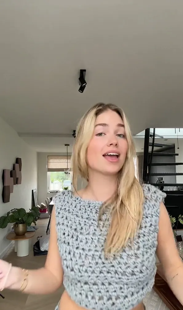 roxy dekker draagt zelfgemaakt topje met veel gaatjes