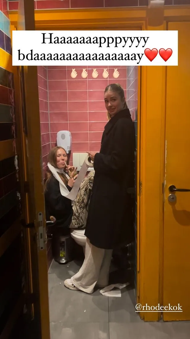 roxy dekker en rhode kok delen een prive foto op openbaar toilet