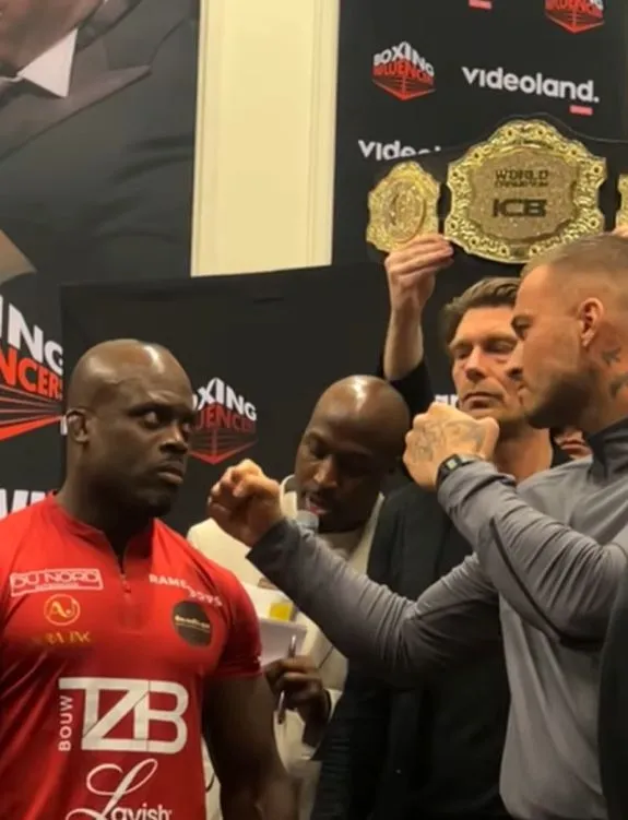 Dave Roelvink met Melvin Manhoef