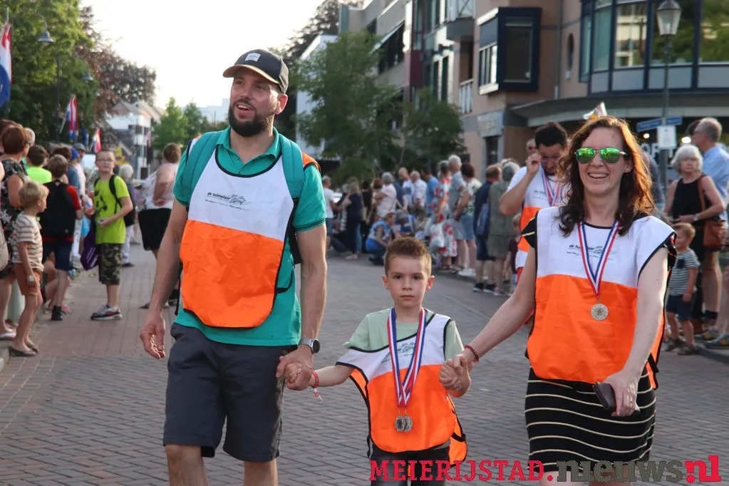 17 06 2022 avondvierdaagse defile 02