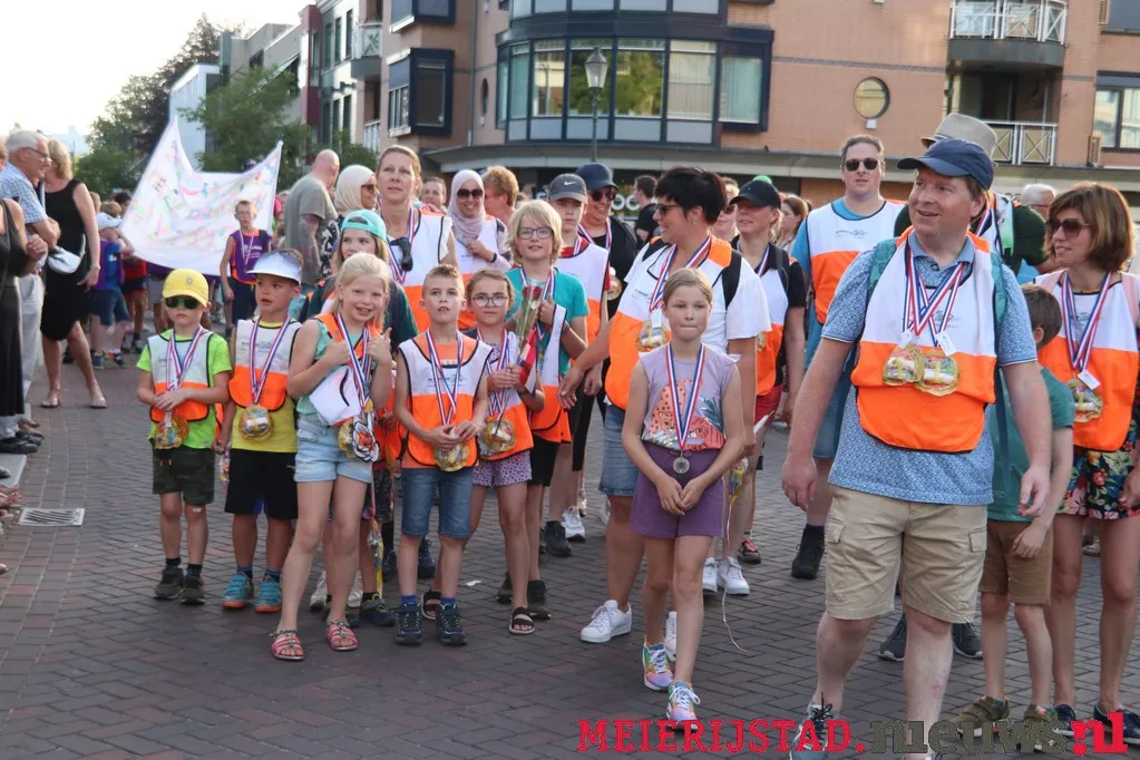 17 06 2022 avondvierdaagse defile 18