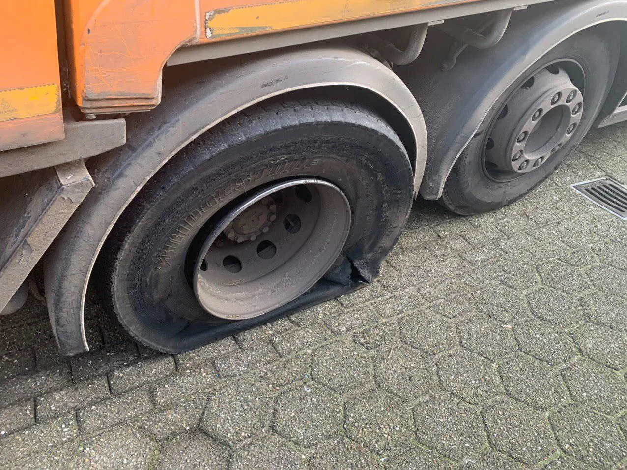 21 12 2019 vrachtwagen veroorzaakt schade 06