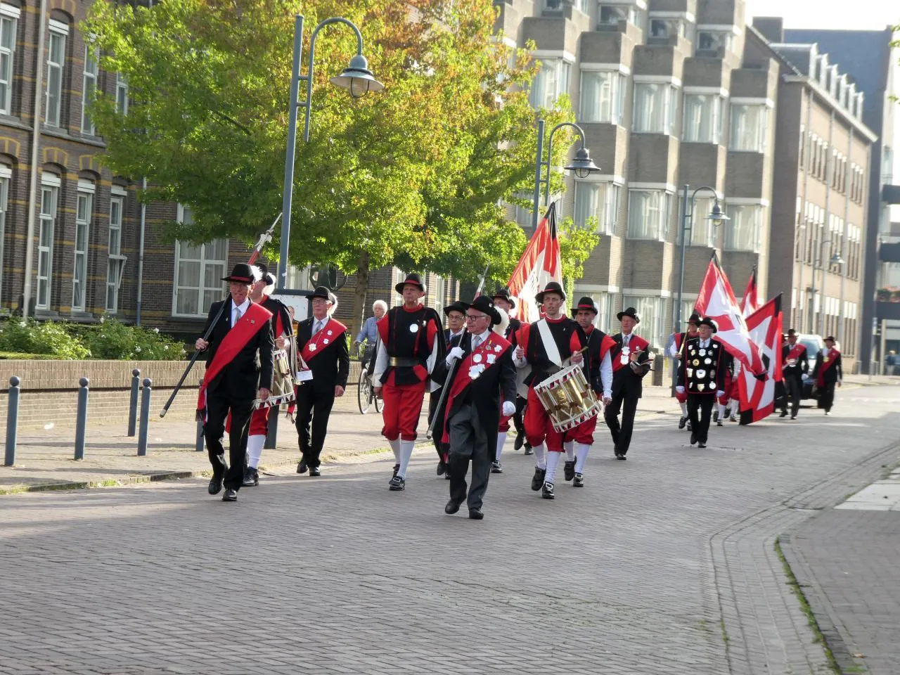 begeleiden oude koning naar de kerk