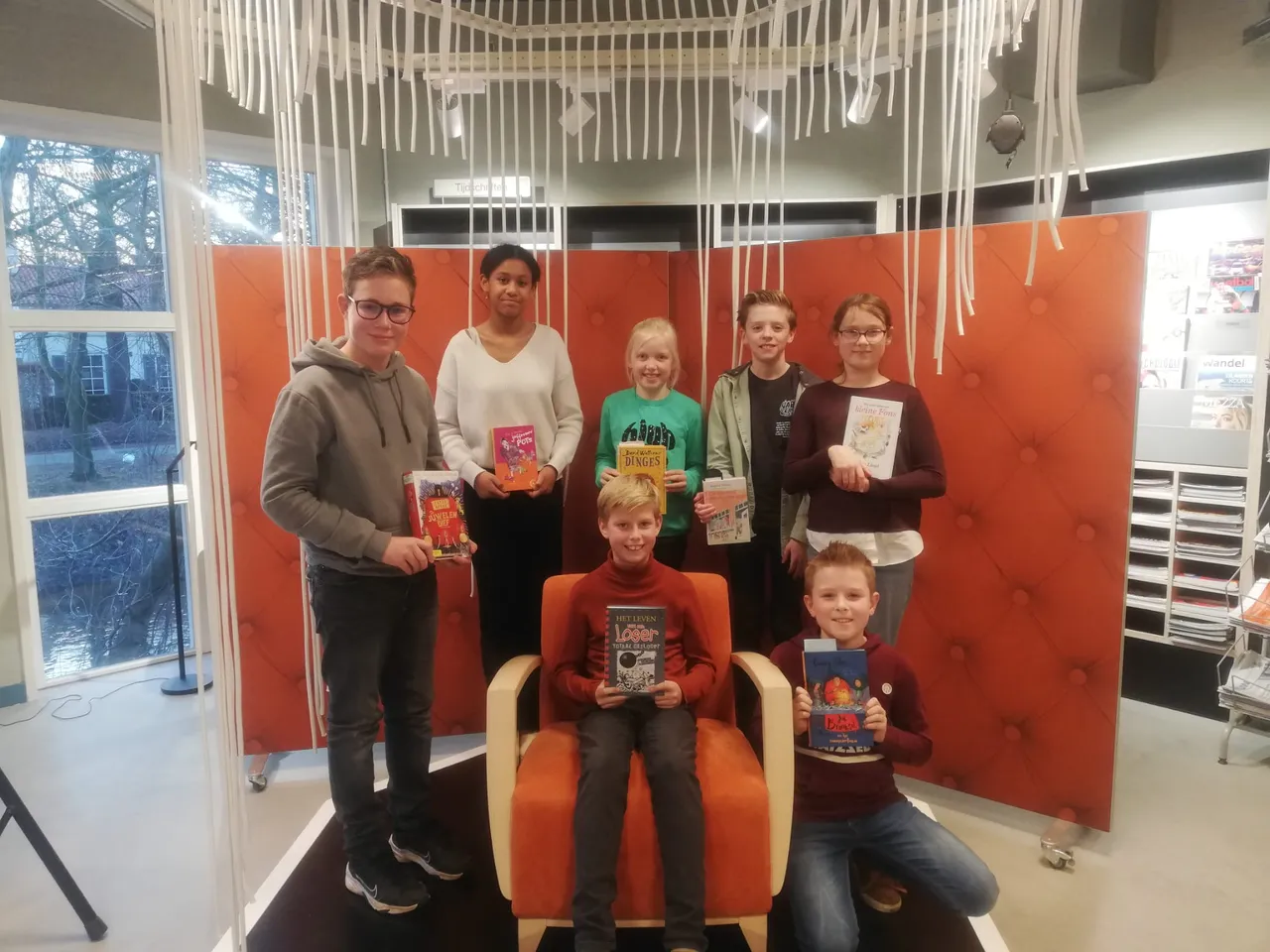 deelnemers voorronde 1 rondom winnaar jona