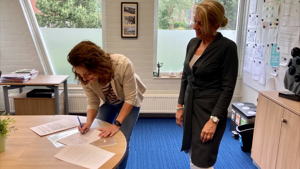 directeur silvy arts en bibliotheekdirecteur gio van creij ondertekenen de samenwerkingsovereenkomst