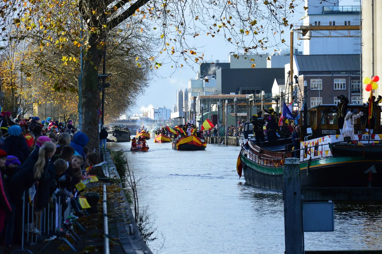 vloot begeleidt sint bij intocht
