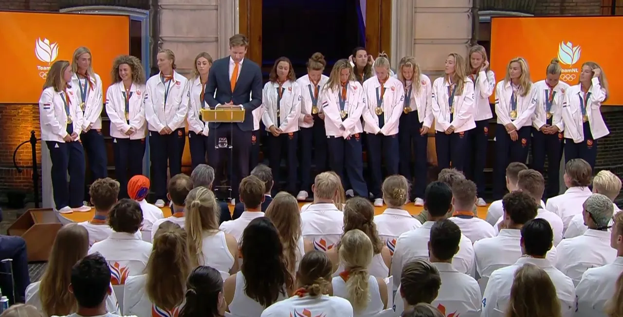 De Nederlandse vrouwenhockeyploeg werd toegesproken door staatsecretaris van sport, Vincent Karremans