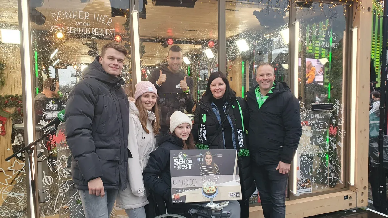 &nbsp; v.l.n.r. Yoeri (broer van Fenne), Amber (schoonzus van Fenne), Fenne, Barend van Deelen (dj, achter Fenne), Cindy (moeder van Fenne) en Paul (vader van Fenne) - foto:&nbsp;Lynn Kuijs