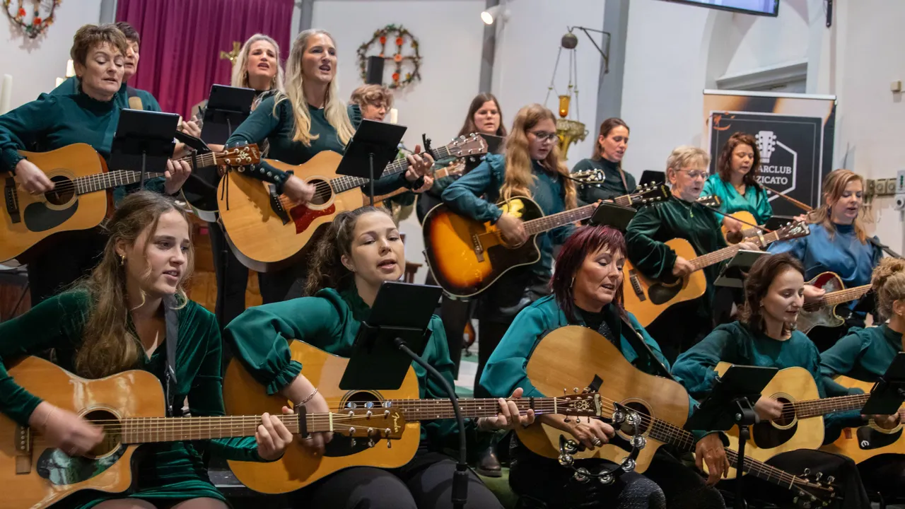 Gitaarclub Pizzicato tijdens Kerstconcert in de kerk in december 2024