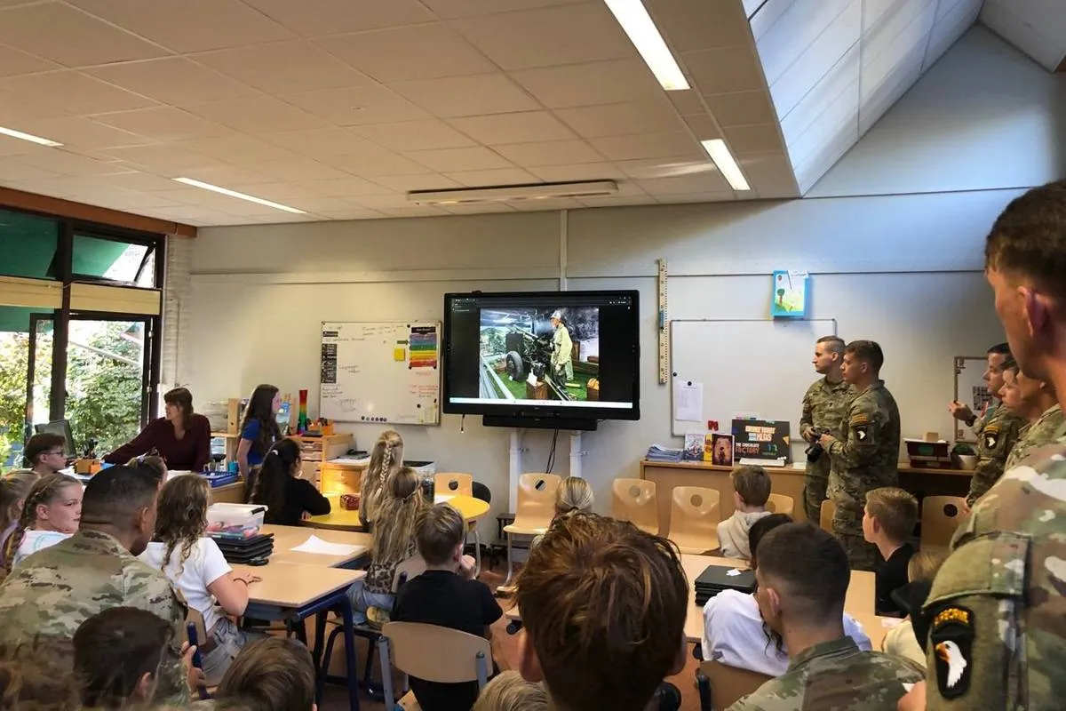 15-09-2025 Bezoek 101st Airborne aan BS De Empel in Erp 03