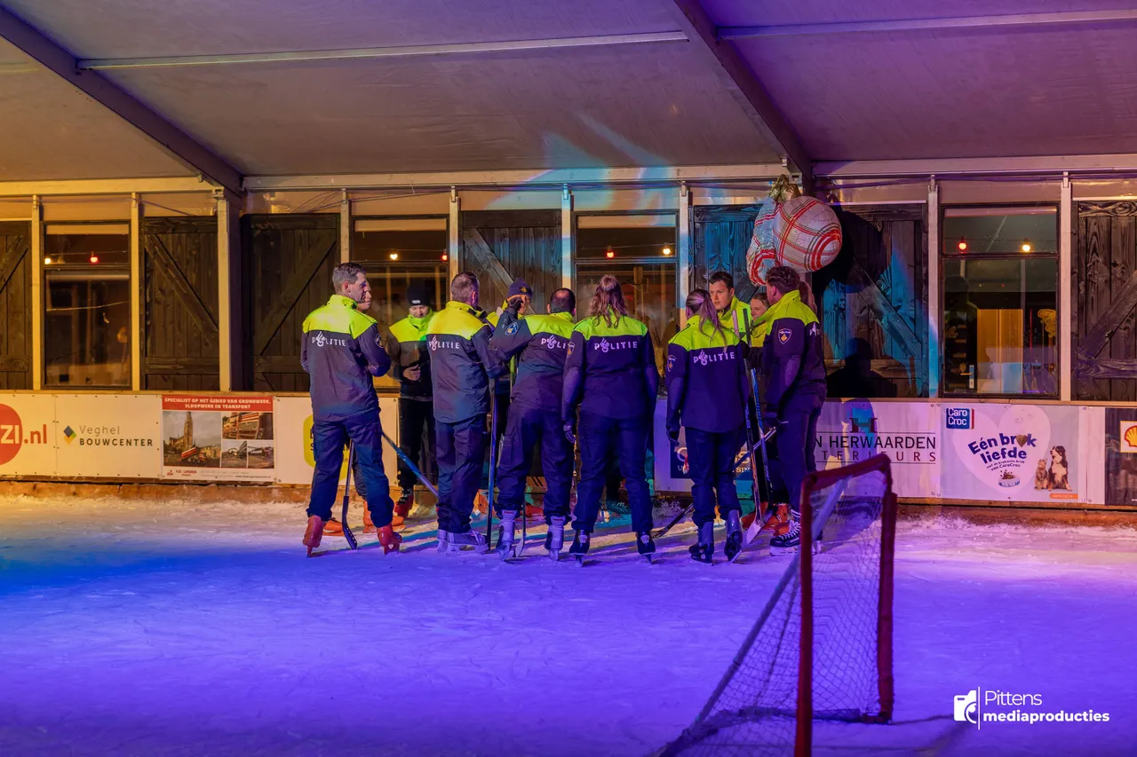 30-12-2025IJshockeywedstrijdBrandweerPolitieVeghel-1