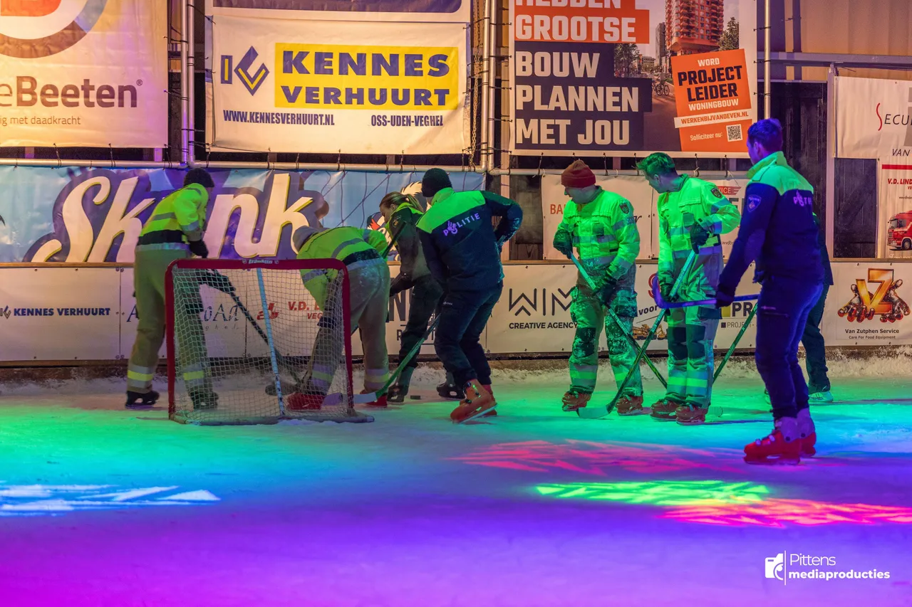 30-12-2025IJshockeywedstrijdBrandweerPolitieVeghel-10