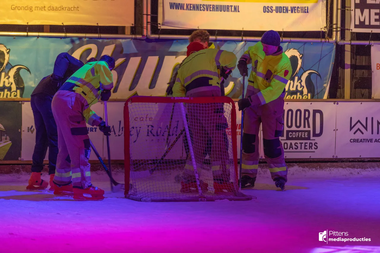 30-12-2025IJshockeywedstrijdBrandweerPolitieVeghel-13