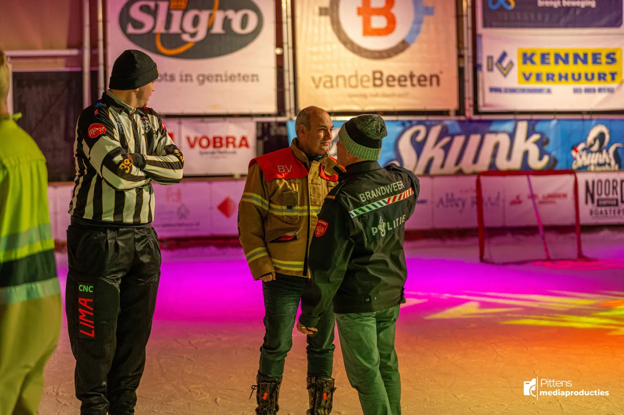 30-12-2025IJshockeywedstrijdBrandweerPolitieVeghel-3