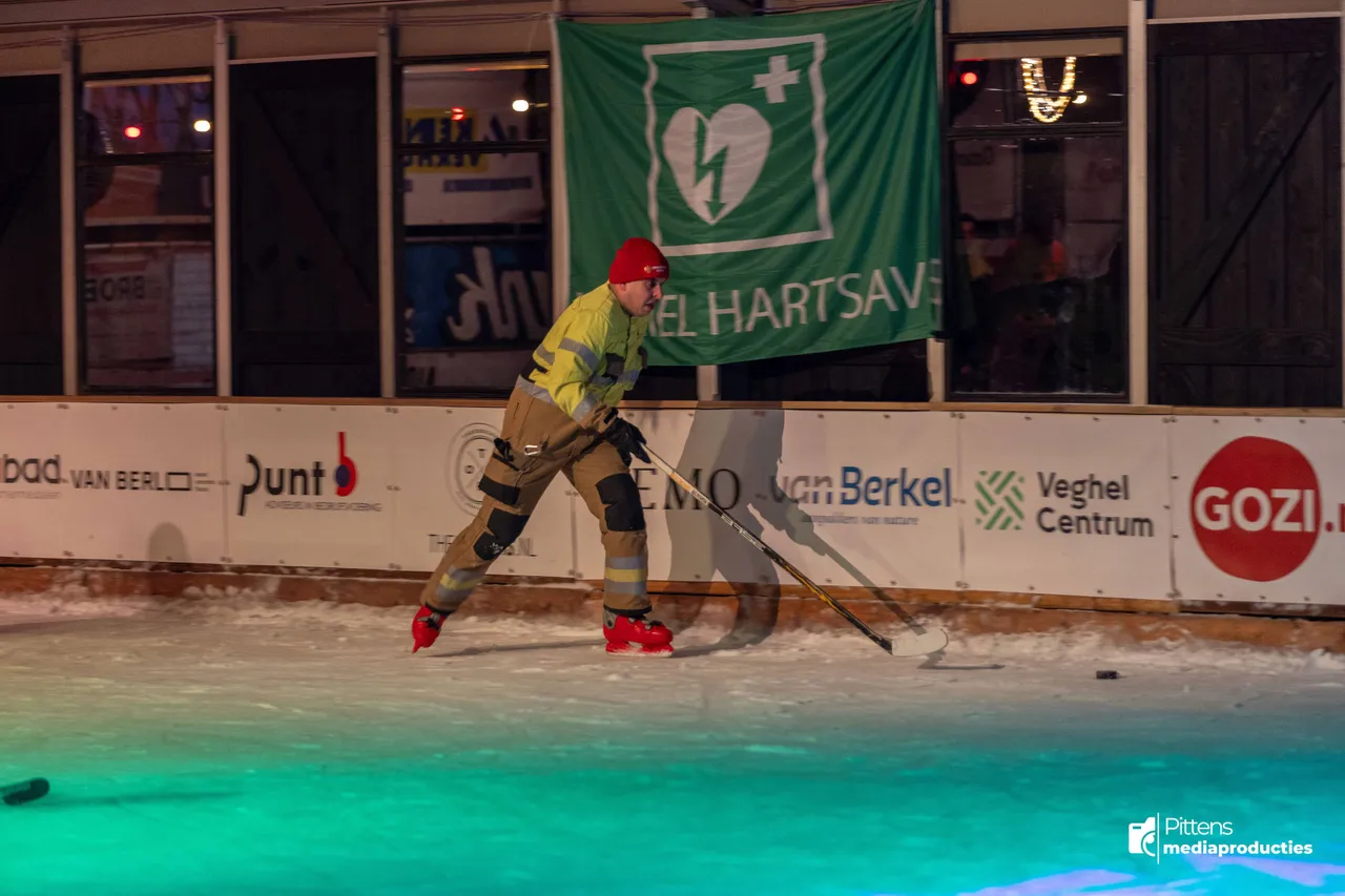 30-12-2025IJshockeywedstrijdBrandweerPolitieVeghel-7