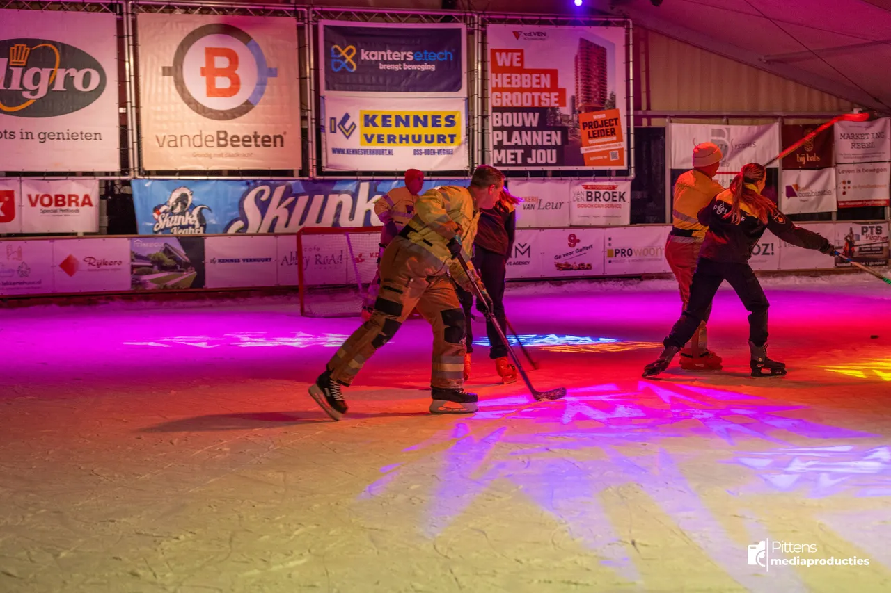 30-12-2025IJshockeywedstrijdBrandweerPolitieVeghel-9