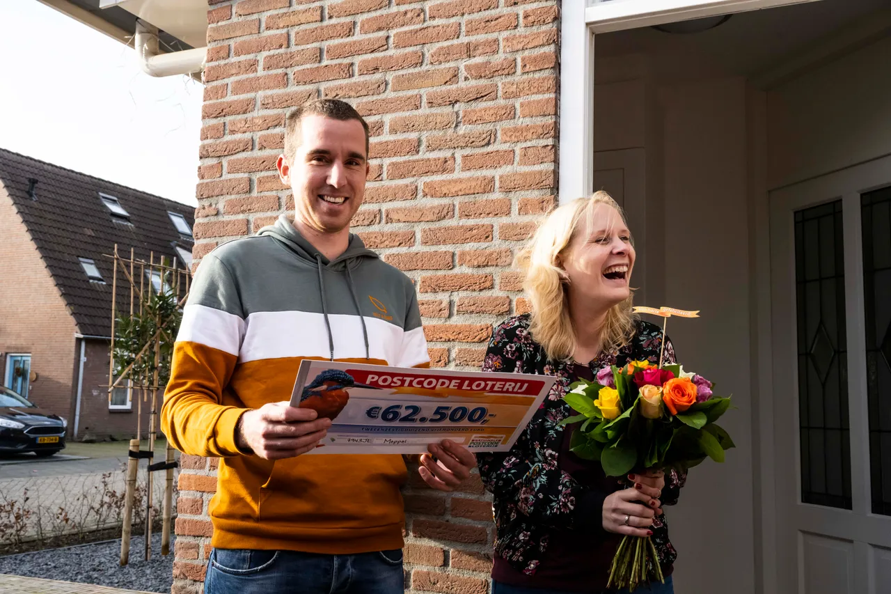 remco en anouschka ontvangen cheque van 62500 euro van de postcode loterij