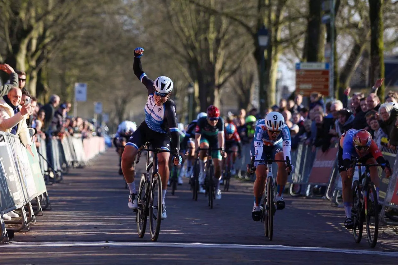 rvd persbericht 10 maart sofie van rooijen behaalt in drenthe haar eerste uci zege foto jochem van de weg