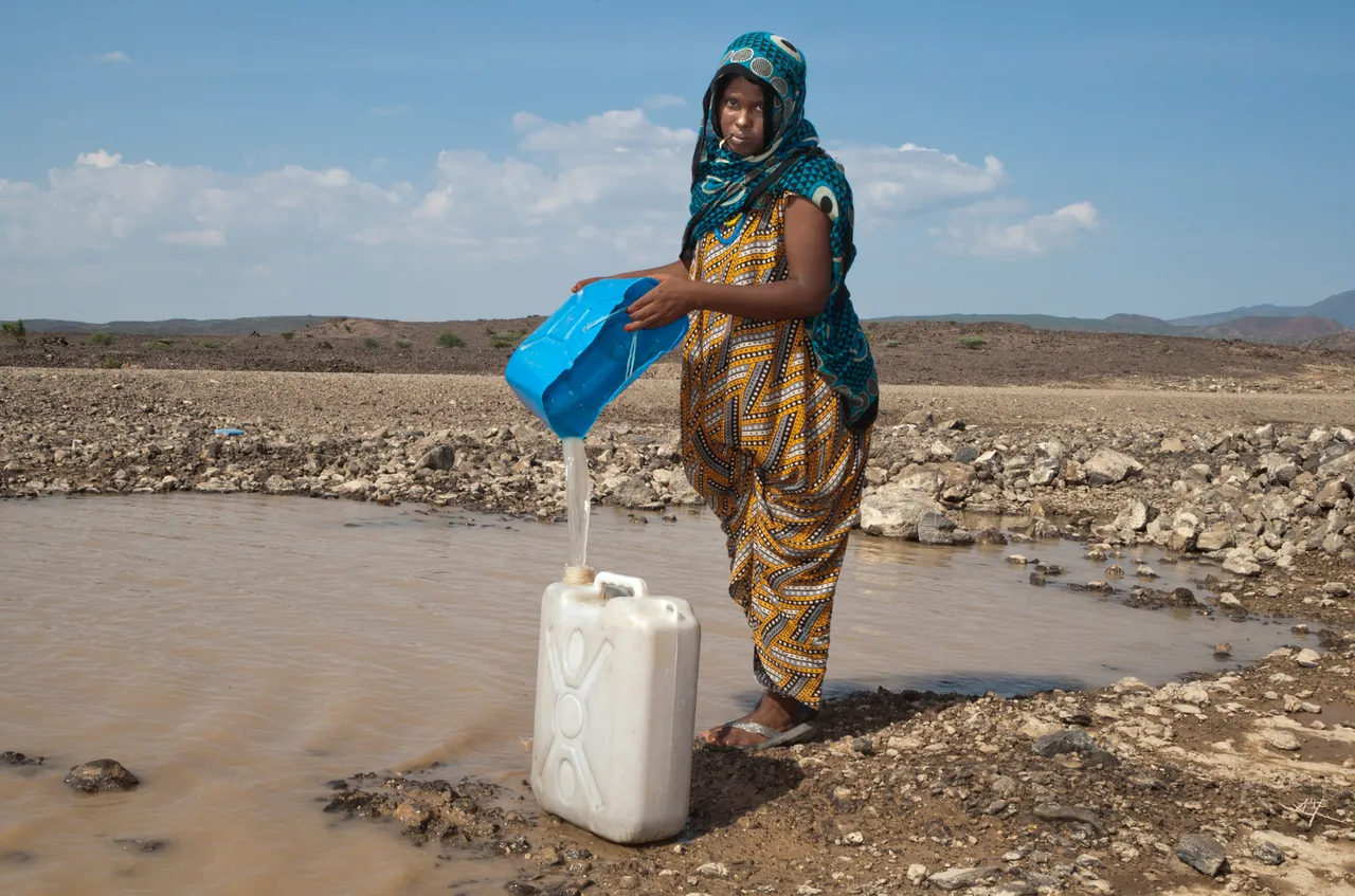 primair beeld jonge hasna met water campagnefoto