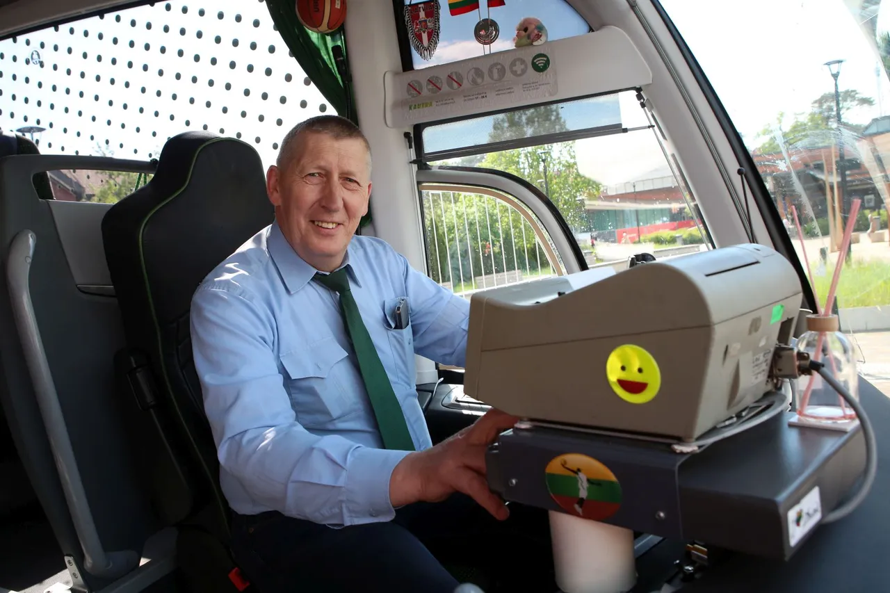 „Kautros“ autobuso vairuotojas V. Čepaitis neretai būna ir gidu / M. Patašiaus nuotr.