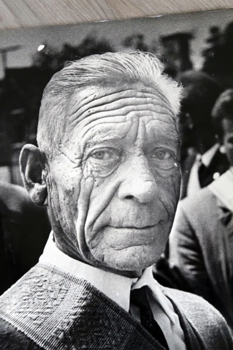 K. Mizgiris savo fotoarchyvuose rado M. Engelino fotografiją. / M. Patašiaus nuotr.