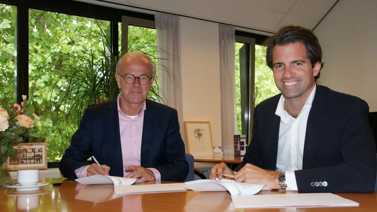 2016 09 20 wethouder wim van veelen tekent namens de gemeente nijkerk het convenant met michiel admiraal van cif over aanleg glasvezeljpeg