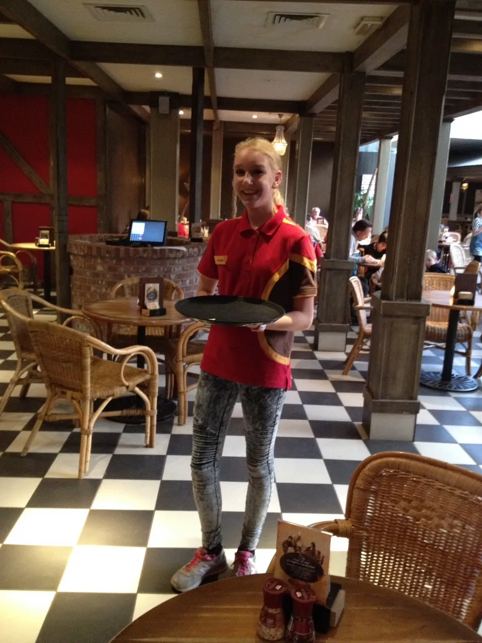2015 04 22 accent michelle klop putten in het restaurant aan het werk