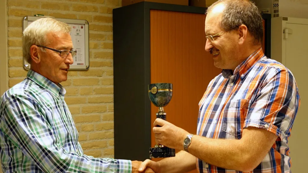 2015 09 15 nijkerkse schaakclub l van de groep l en e van munster r 2 1024x577