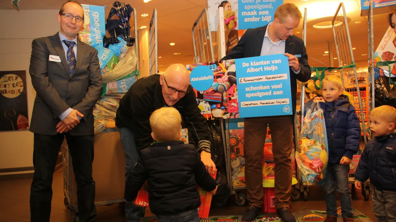 2015 12 04 speelgoed voor voedselbank ah 1