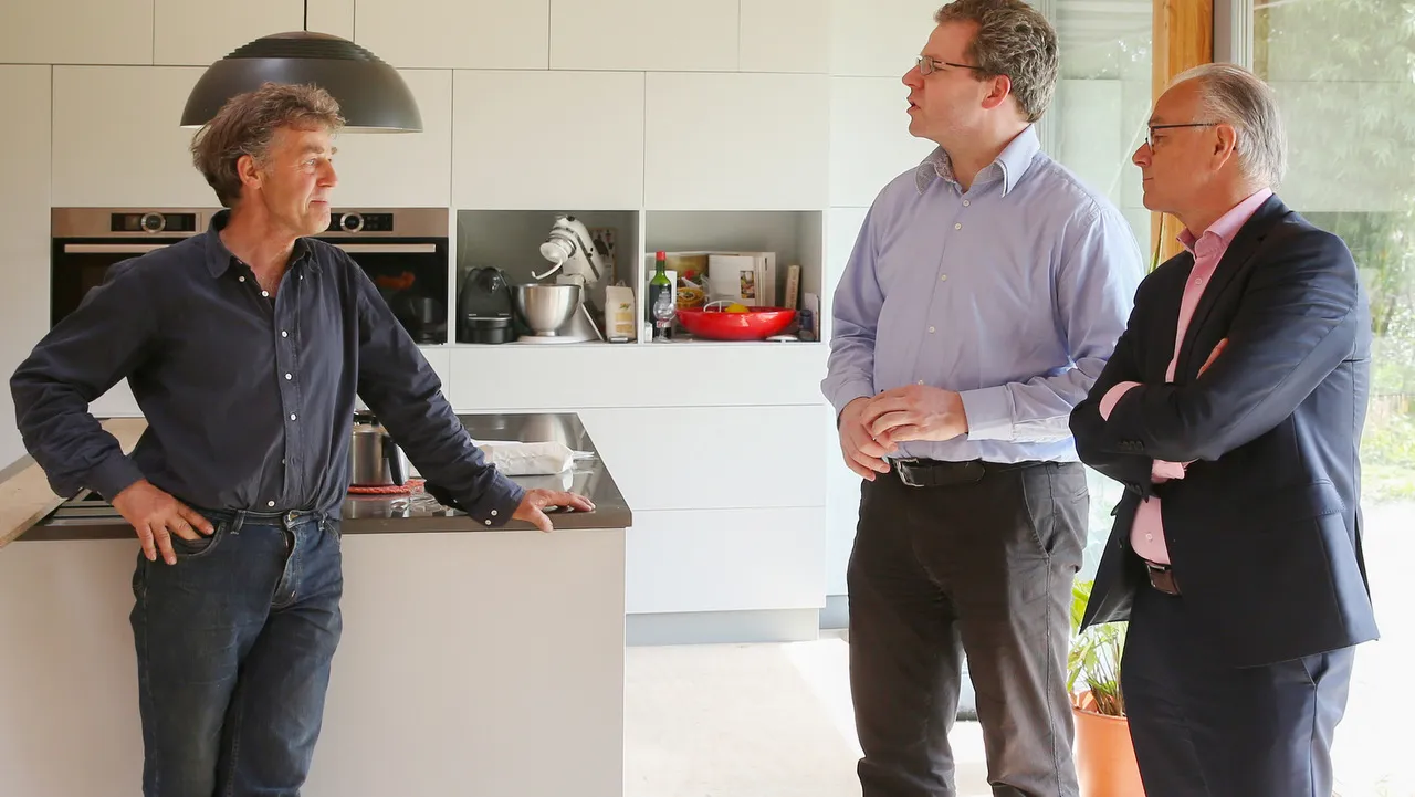 2016 04 25 wethouder wim van veelen en de heer kloet wijnijkerk energiebesparing 3