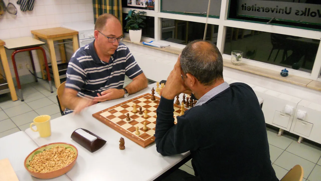 2016 09 04 schaken eerste ronde scheerder l tegen el mourabit r
