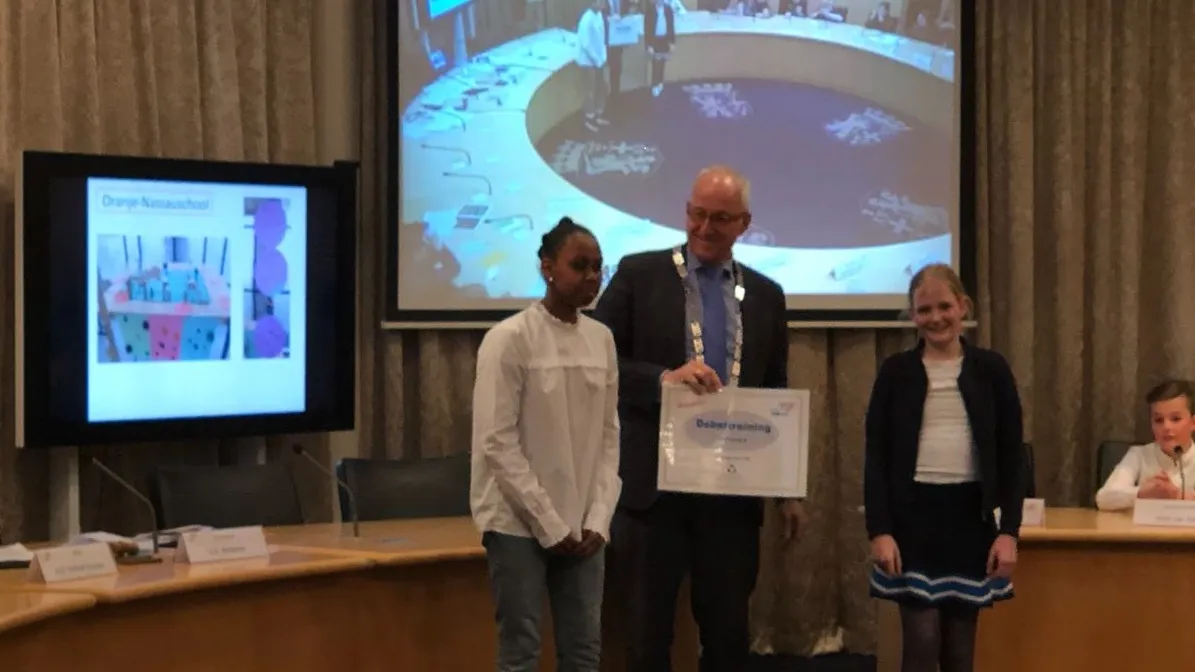 2018 03 06 jeugdgemeenteraadsleden oranje nassauschool nemen prijs in ontvangst