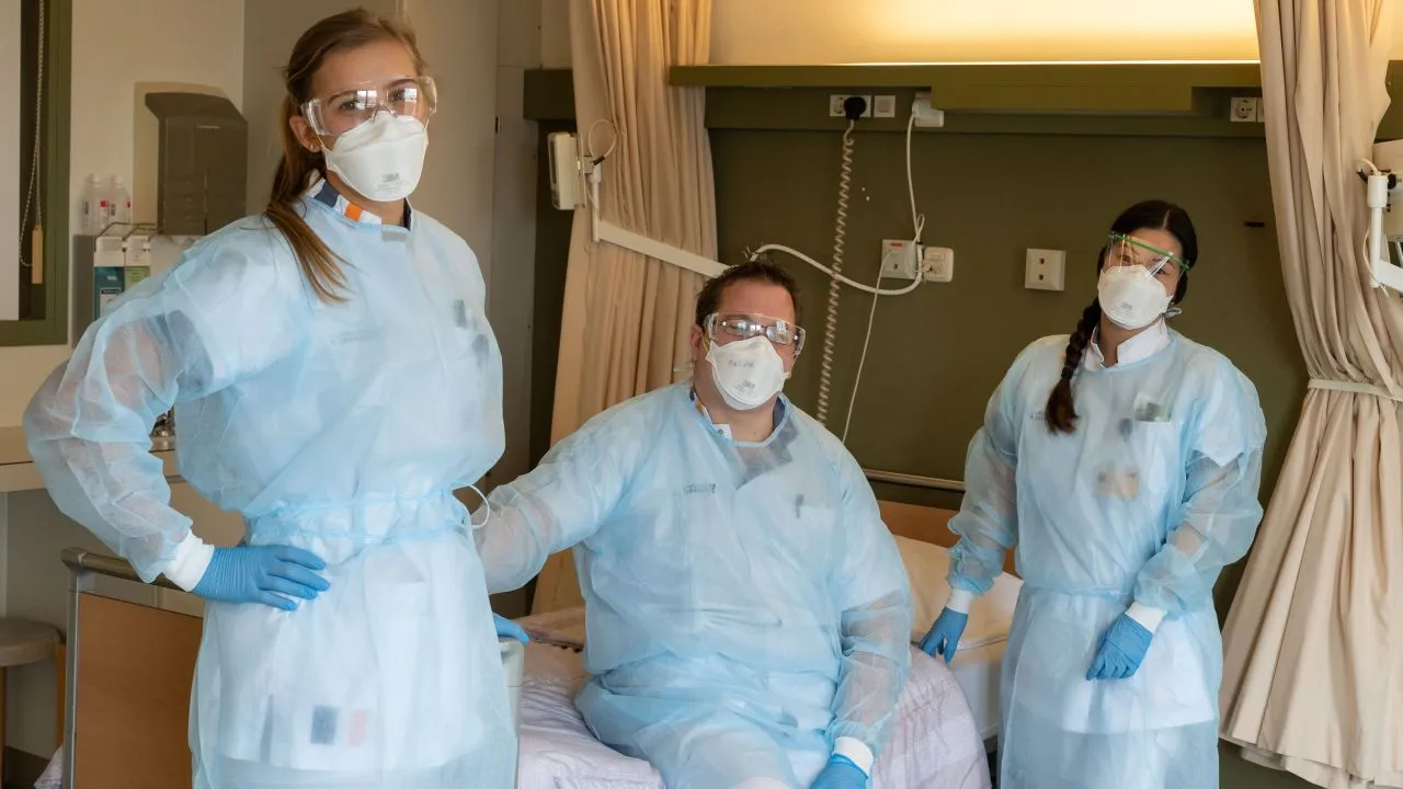 2020 03 19 verpleegkundigen in beschermende kleding