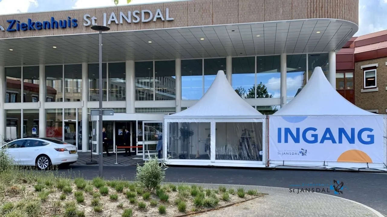 2020 05 11 triagetent hoofdingang stjansdal