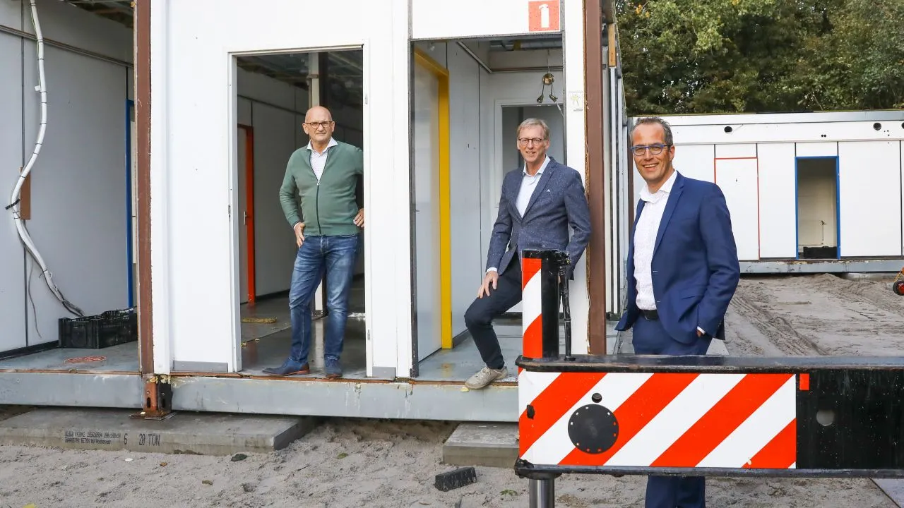 2020 10 08 henk buitink klaas maarten van slooten wethouder harke dijksterhuis aanbouw huisvesting voedselbank nijkerk